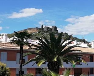 Vista exterior de Casa adosada de lloguer en Constantina amb Terrassa i Balcó