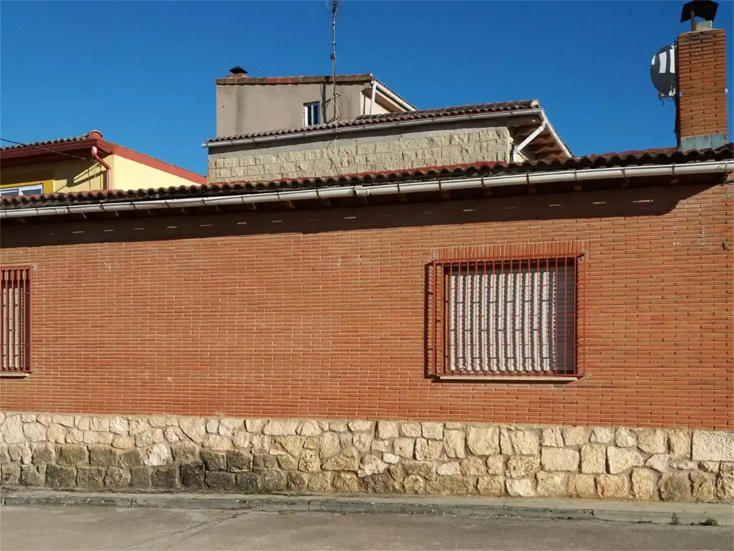 Local en venda a Plaza Mayor, Madrigalejo del Monte Vista exterior de Local en venda en Madrigalejo del Monte amb Calefacció