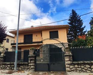 Vista exterior de Casa o xalet en venda en El Espinar amb Calefacció, Jardí privat i Terrassa