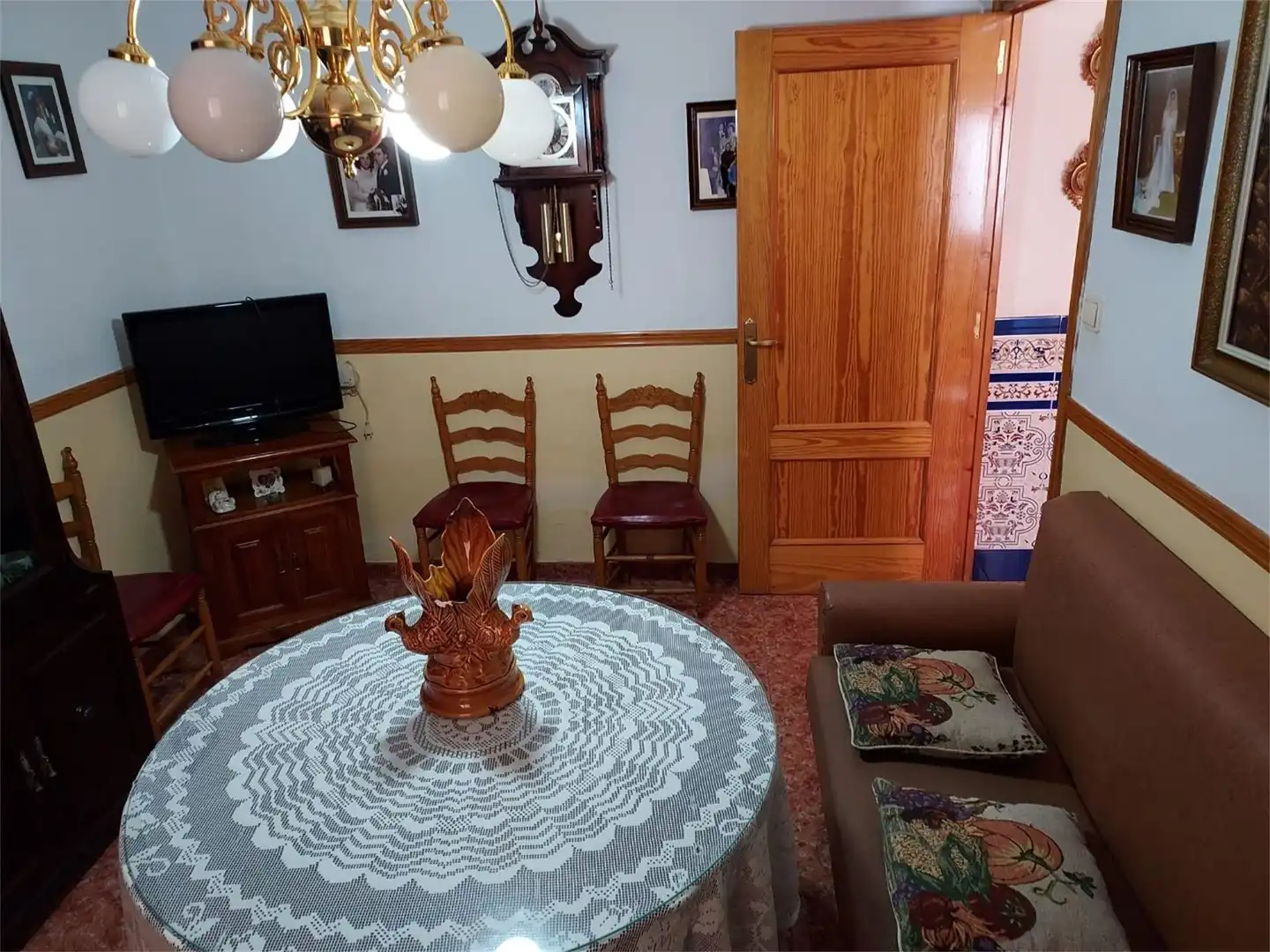 Casa adosada en venta en Calle Repullete, Villacarrillo Sala de estar de Casa adosada en venta en Villacarrillo con Terraza y Amueblado