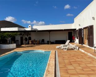 Piscina de Casa o xalet en venda en San Bartolomé amb Jardí privat, Terrassa i Traster