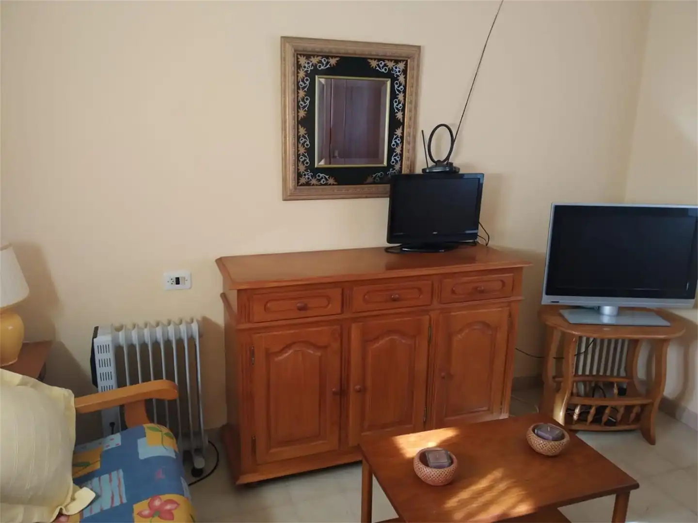Casa adosada en venta en Rúa Praza, Palmeira Sala de estar de Casa adosada en venta en Ribeira con Terraza y Amueblado