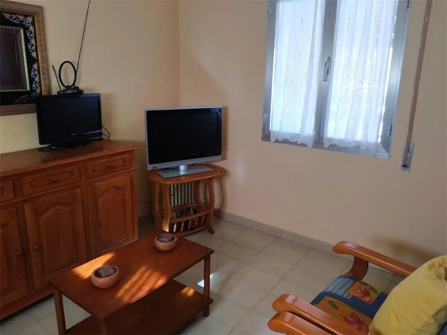 Casa adosada en venta en Rúa Praza, Palmeira Sala de estar de Casa adosada en venta en Ribeira con Terraza y Amueblado