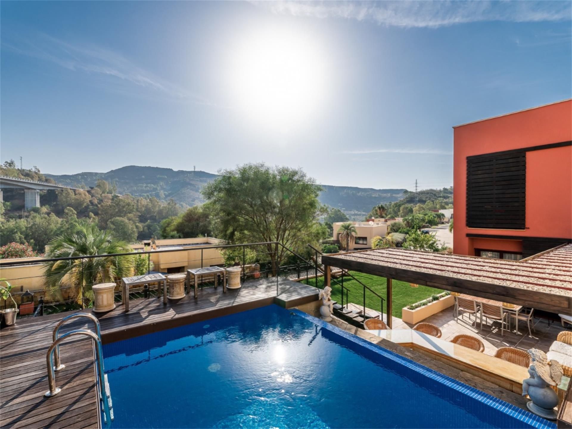 Piscina de Casa adosada en venda en Benahavís amb Aire condicionat, Calefacció i Jardí privat