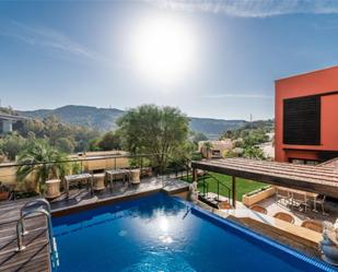 Piscina de Casa adosada en venda en Benahavís amb Aire condicionat, Terrassa i Piscina