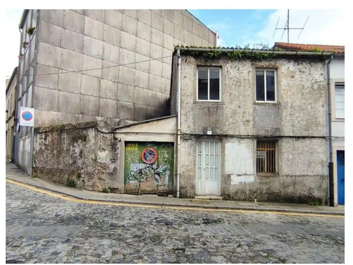 Vista exterior de Casa adosada en venta en Santiago de Compostela 