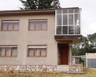 Vista exterior de Casa o xalet en venda en O Valadouro   amb Balcó