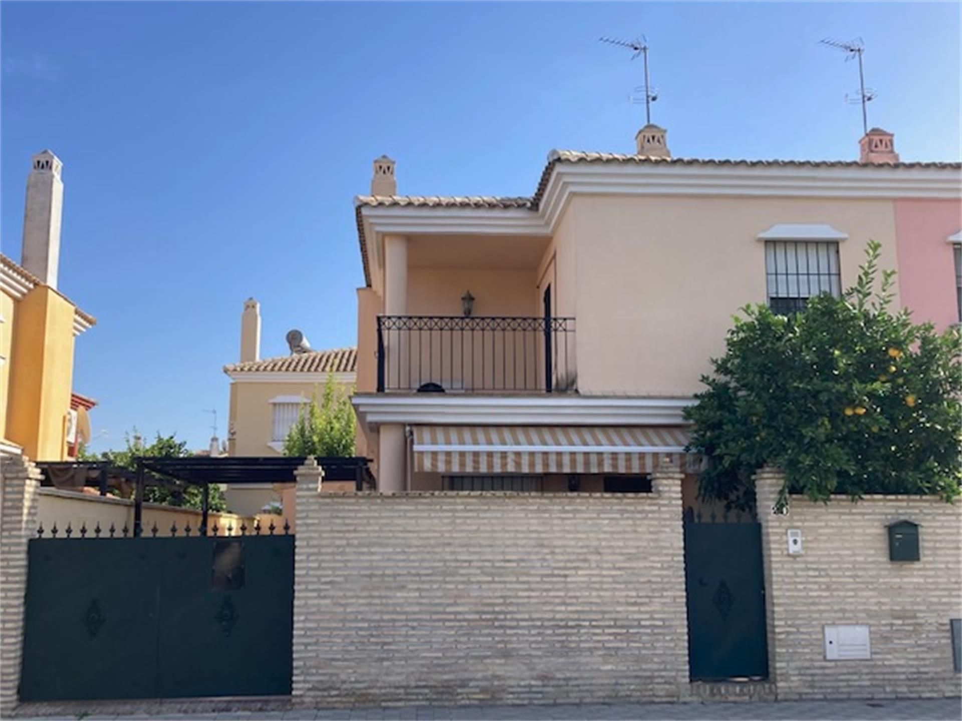 Vista exterior de Casa o xalet en venda en Gelves amb Aire condicionat, Terrassa i Balcó
