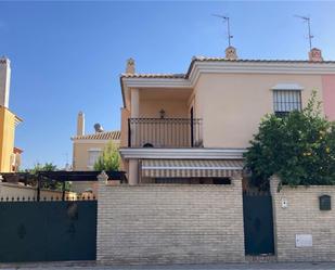 Vista exterior de Casa o xalet en venda en Gelves amb Aire condicionat, Terrassa i Balcó