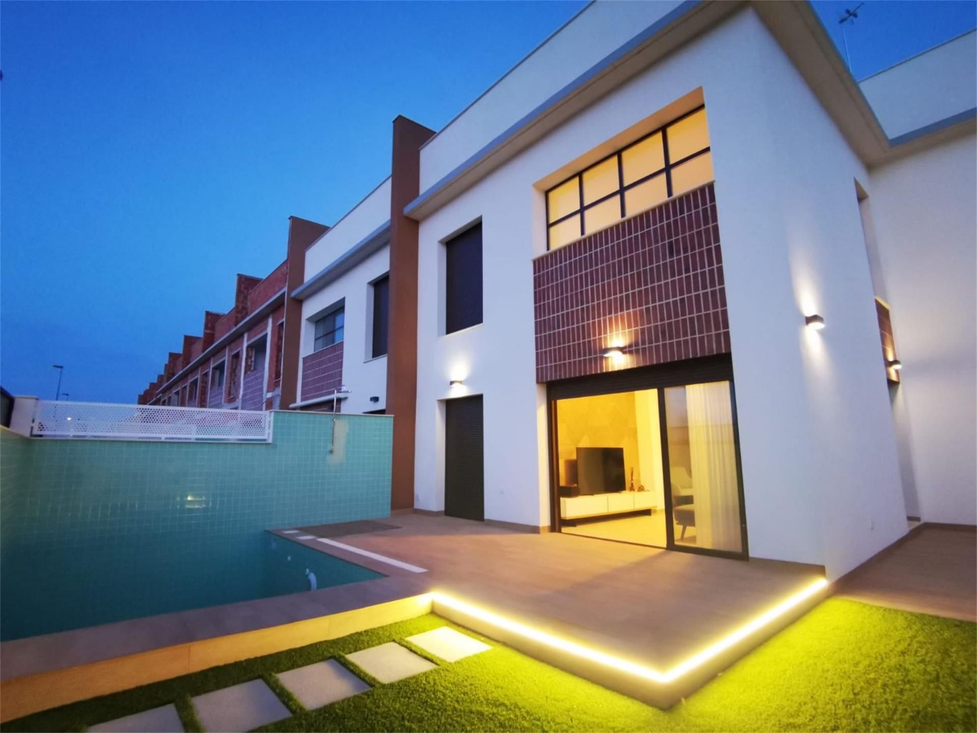 Vista exterior de Casa adosada en venta en Pilar de la Horadada con Aire acondicionado, Jardín privado y Terraza