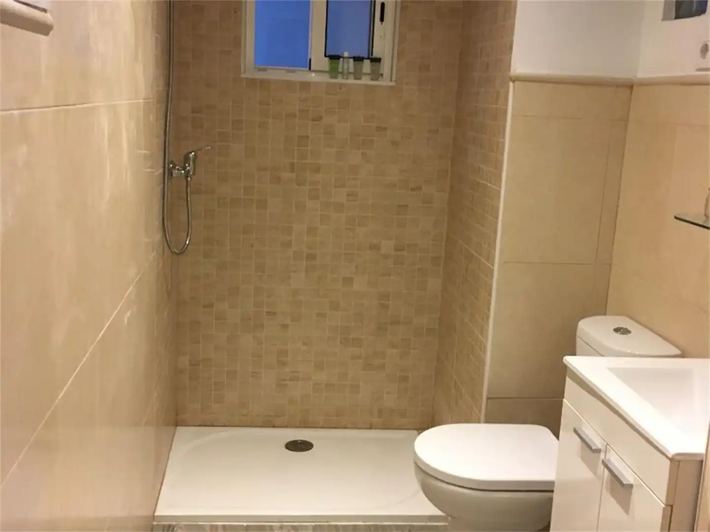 Office for sale in Avenida Doctor Fedriani, El Torrejón - El Cerezo Bathroom of Office for sale in Sevilla with Microwave