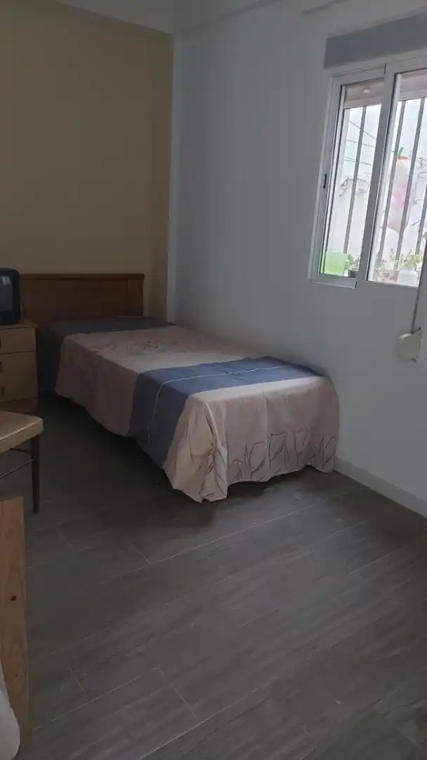 Office for sale in Avenida Doctor Fedriani, El Torrejón - El Cerezo Bedroom of Office for sale in Sevilla with Microwave