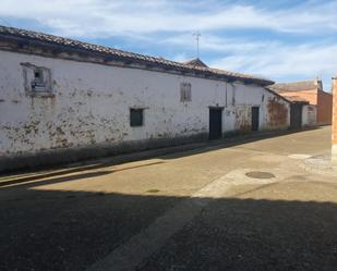 Vista exterior de Planta baixa en venda en Santervás de la Vega amb Jardí privat