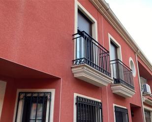 Vista exterior de Casa adosada en venda en Argamasilla de Alba amb Aire condicionat, Terrassa i Balcó