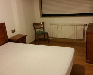 Dormitori de Apartament de lloguer en Ourense Capital  amb Balcó