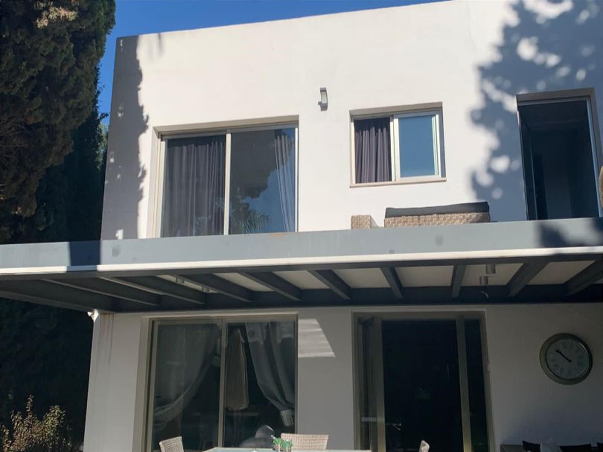 Vista exterior de Casa o xalet de lloguer en Marbella amb Aire condicionat i Piscina