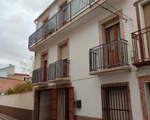 Vista exterior de Casa adosada en venda en Cuevas de San Marcos amb Aire condicionat, Jardí privat i Terrassa