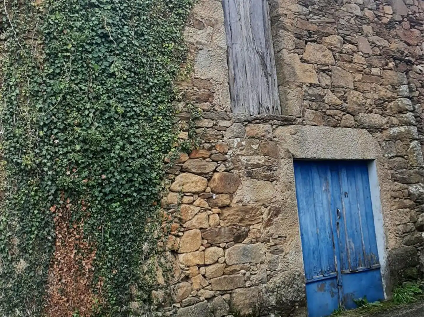 Einfamilien-Reihenhaus zum Verkauf in Arrojo, Sober Außenansicht von Einfamilien-Reihenhaus zum Verkauf in Sober