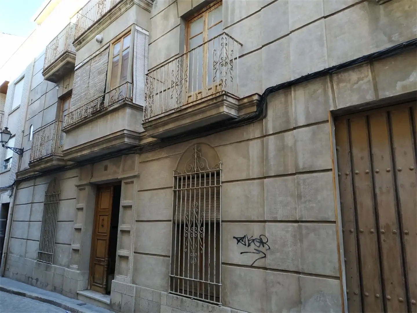 Vista exterior de Casa adosada en venda en Torredonjimeno amb Jardí privat, Terrassa i Traster