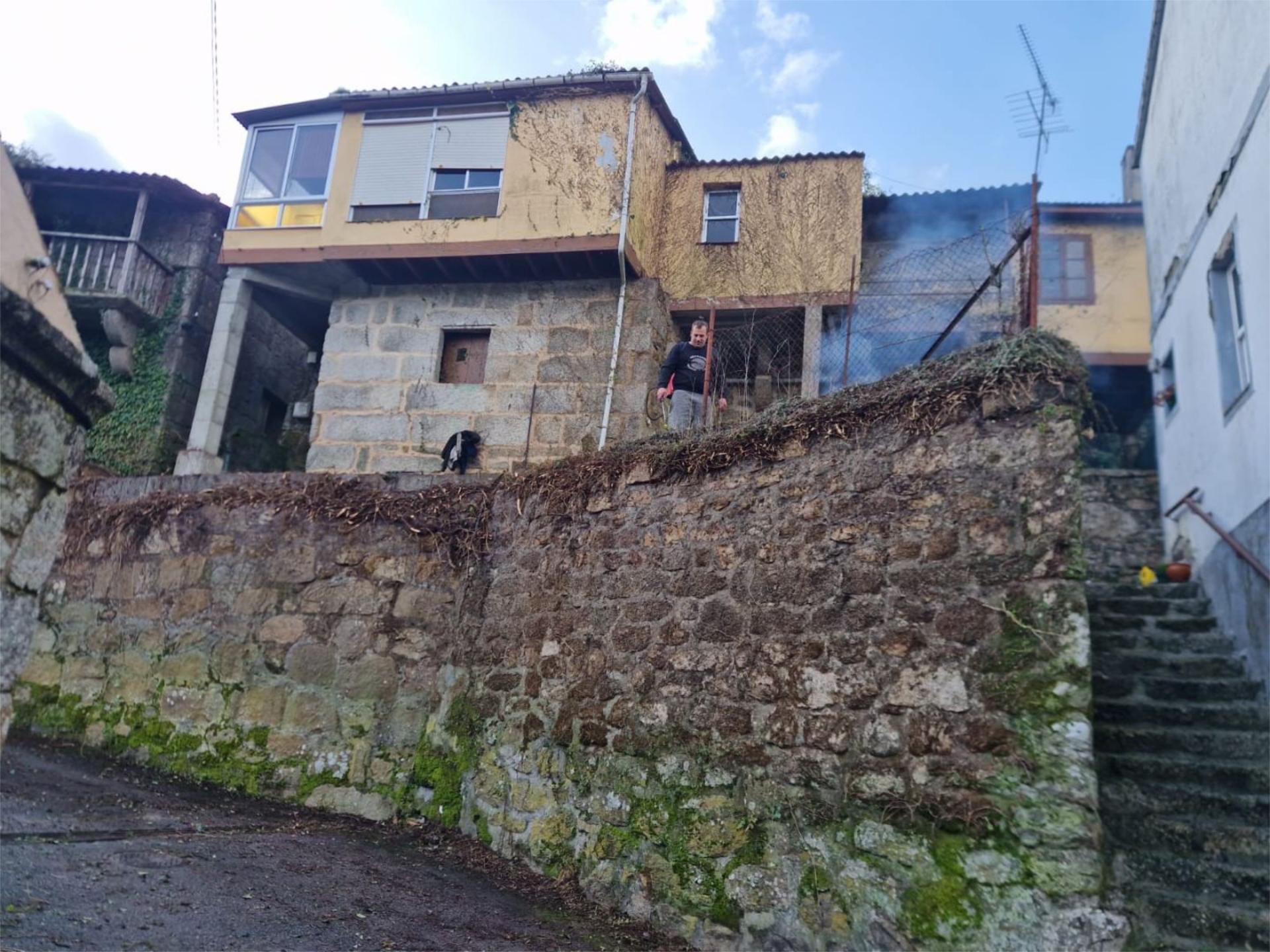 Außenansicht von Wohnung zum verkauf in Carballeda de Avia mit Privatgarten und Balkon