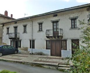 Vista exterior de Casa adosada en venda en Karrantza Harana / Valle de Carranza amb Jardí privat, Terrassa i Traster