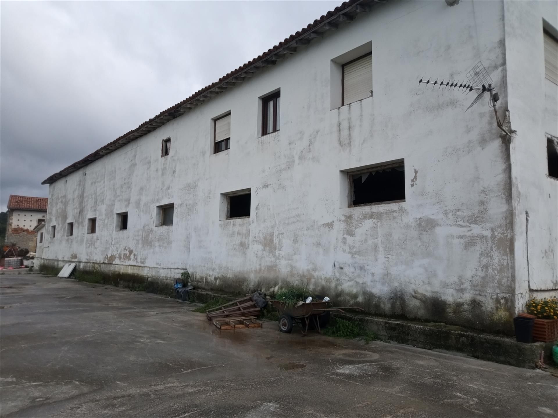 Vista exterior de Finca rústica en venda en San Felices de Buelna amb Jardí privat i Traster