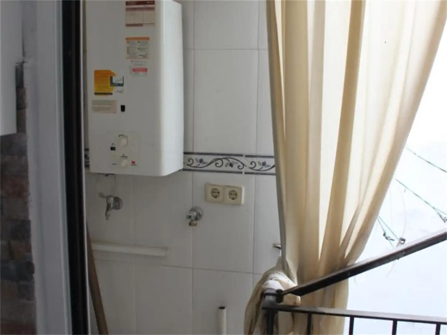 Habitació a Plaça de Església, 1, Centre Bany de Pis per a compartir en Santa Coloma de Gramenet