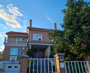 Vista exterior de Casa o xalet en venda en Arroyo de la Encomienda amb Calefacció, Jardí privat i Terrassa