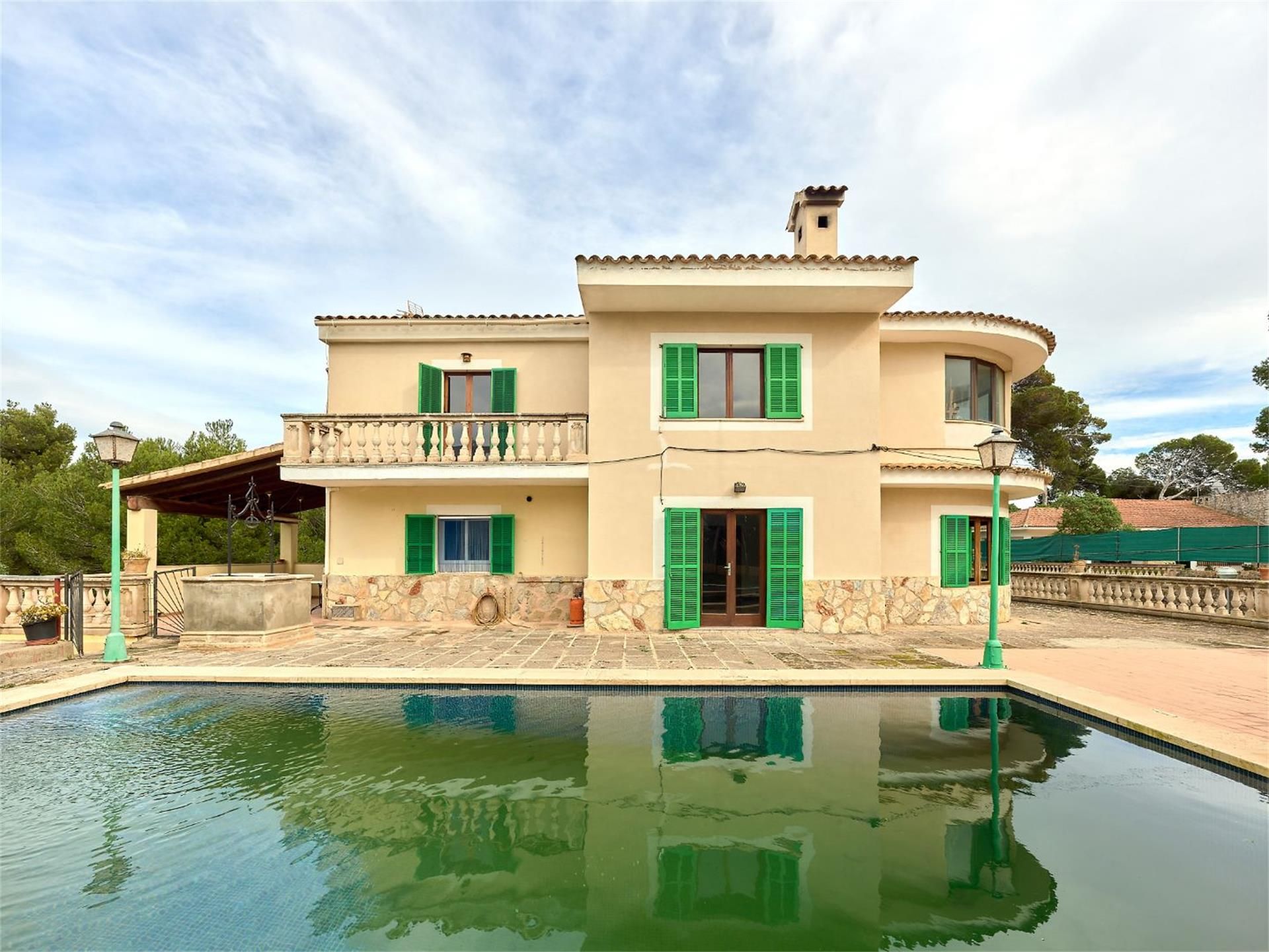 Vista exterior de Casa o xalet en venda en  Palma de Mallorca amb Terrassa, Piscina i Balcó