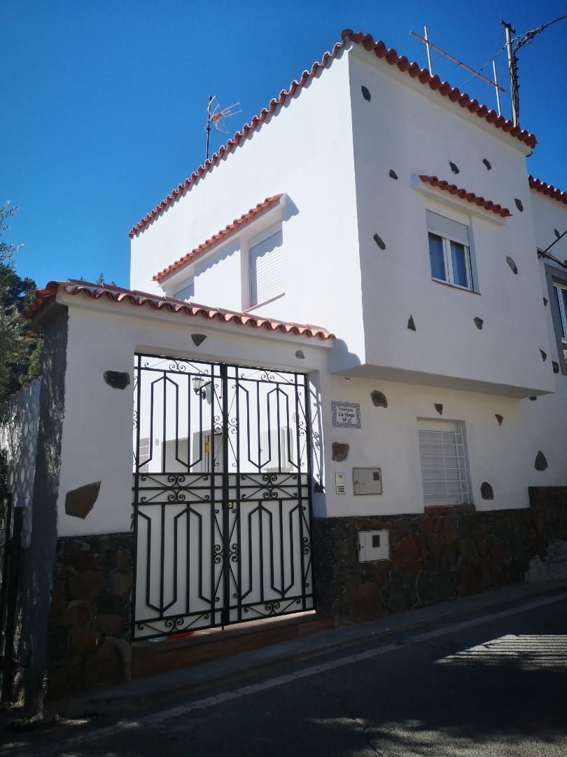 Vista exterior de Casa adosada en venda en San Bartolomé de Tirajana amb Moblat i Rentadora