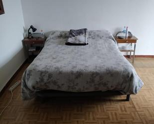 Schlafzimmer von Einfamilien-Reihenhaus zum verkauf in Peñaparda mit Balkon