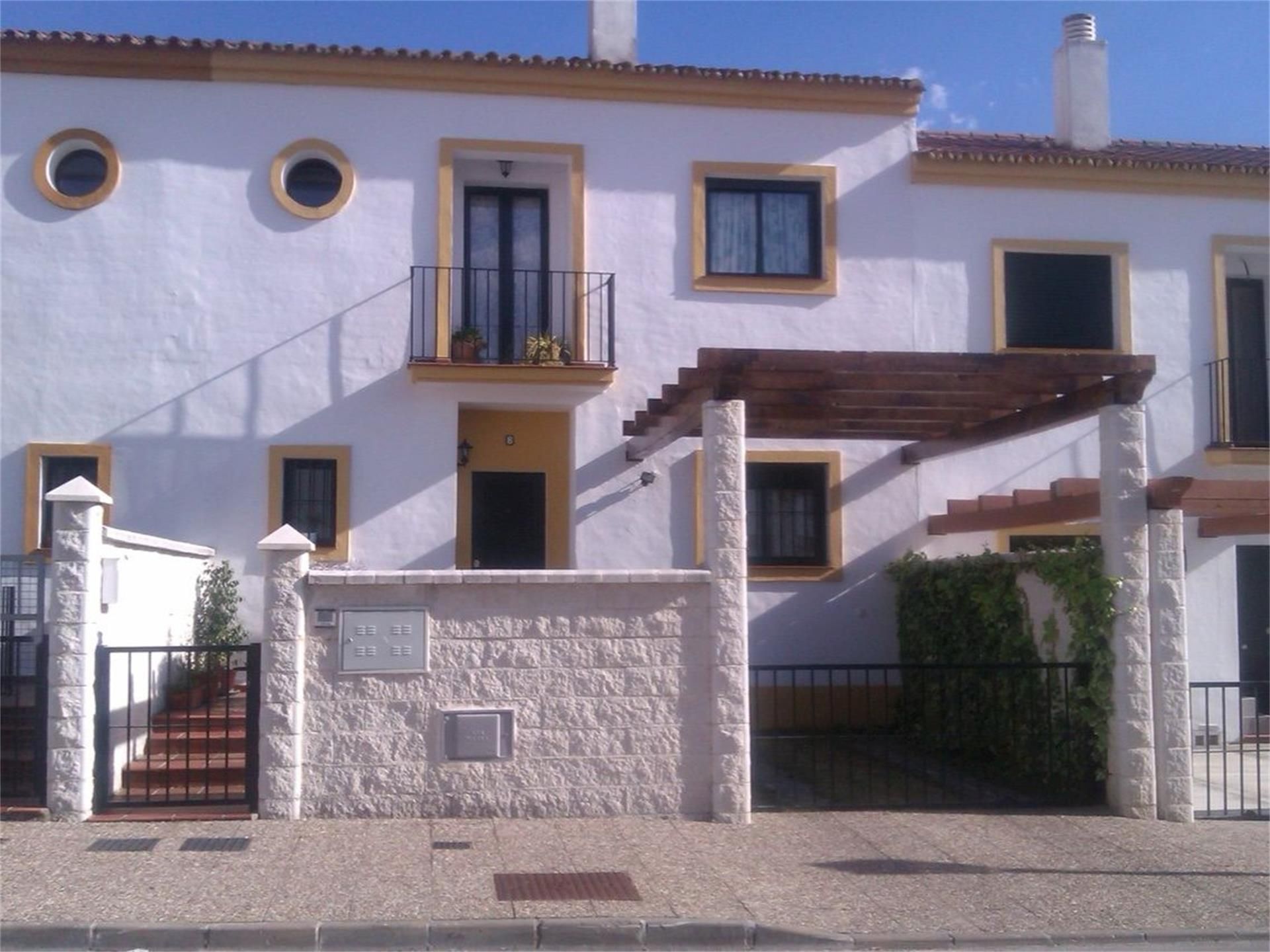 Vista exterior de Casa adosada en venda en Castellar de la Frontera amb Aire condicionat, Calefacció i Jardí privat