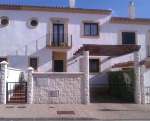 Vista exterior de Casa adosada en venda en Castellar de la Frontera amb Aire condicionat, Calefacció i Jardí privat