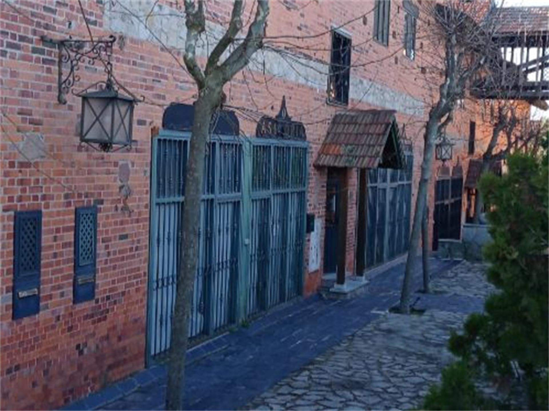 Vista exterior de Casa adosada en venda en Sevilla la Nueva amb Aire condicionat
