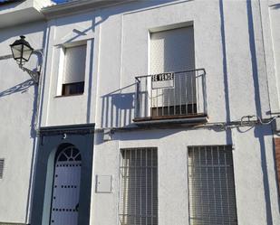 Vista exterior de Casa adosada en venda en Villa del Río amb Balcó