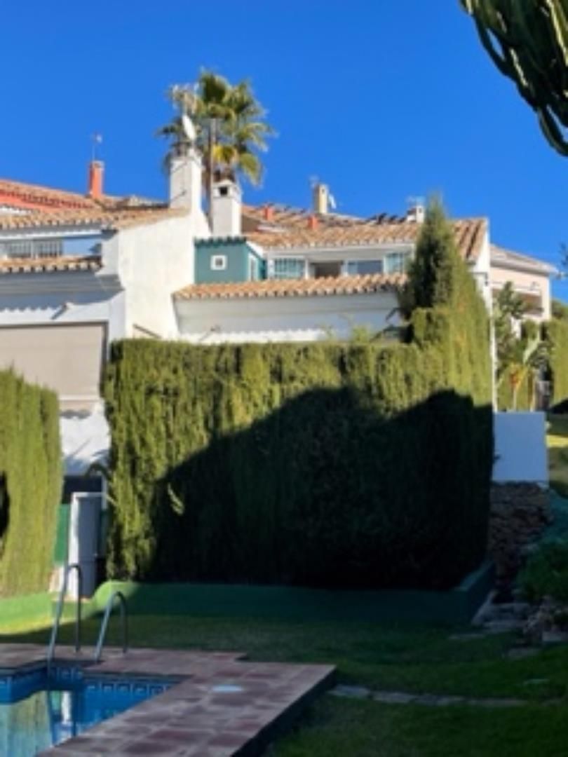 Vista exterior de Casa o xalet en venda en Marbella amb Terrassa