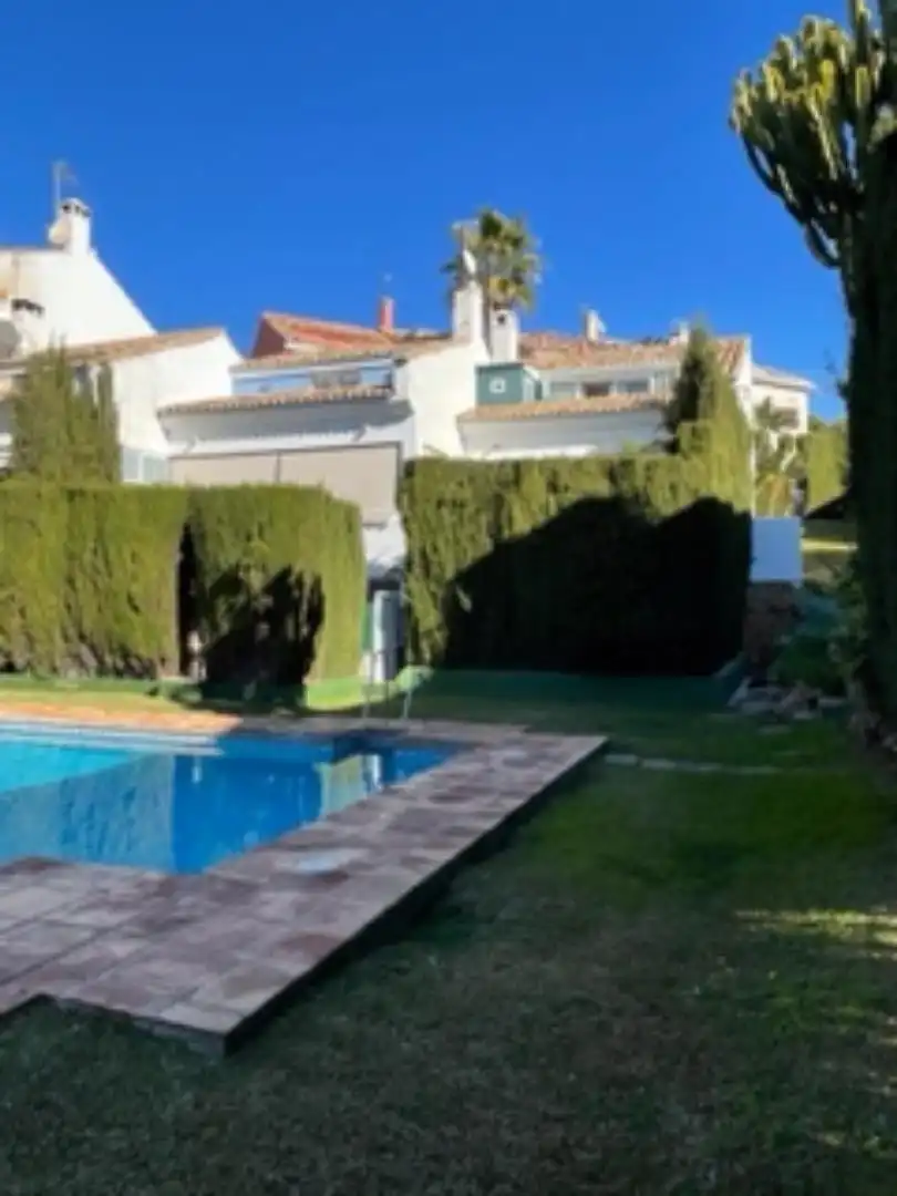 Piso en venta en Las Lomas del Pozuelo, Río Real Jardín de Piso en venta en Marbella con Jardín privado, Terraza y Trastero