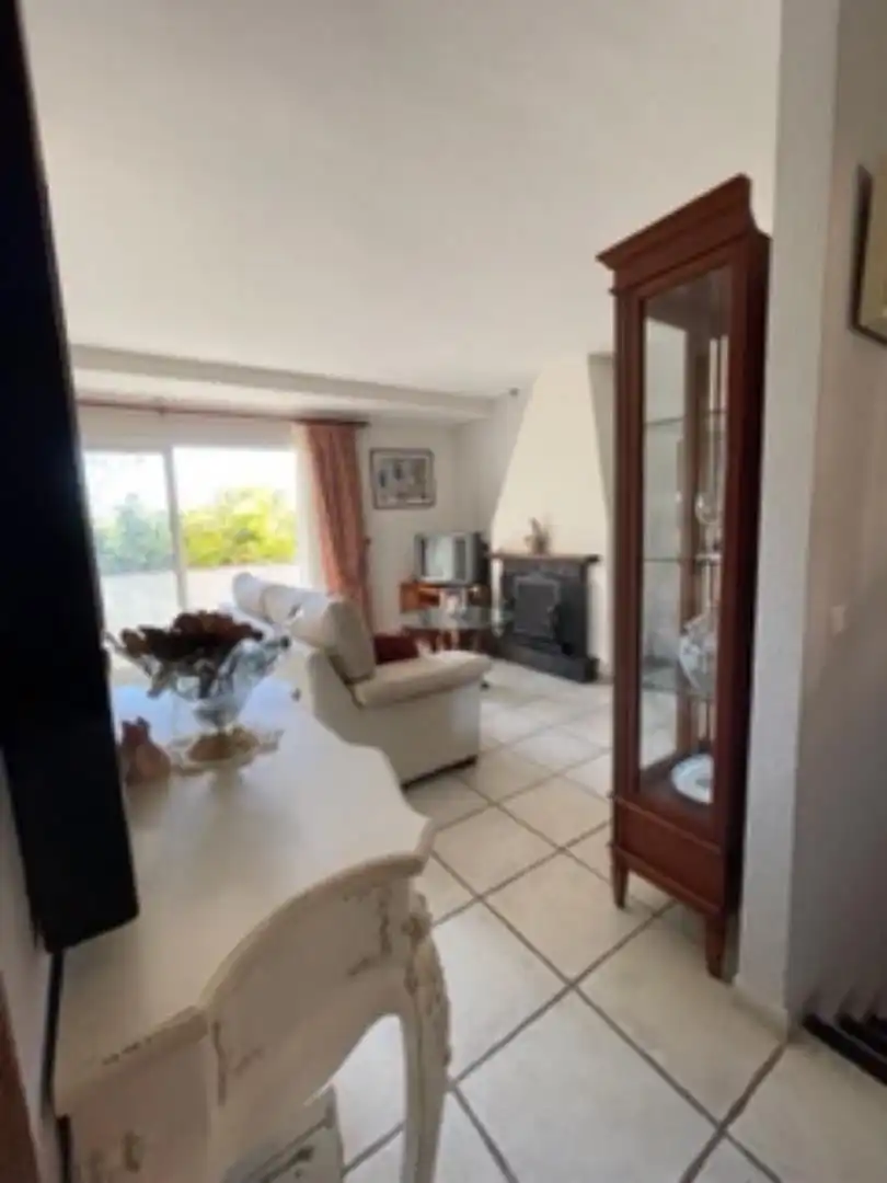 Piso en venta en Las Lomas del Pozuelo, Río Real Sala de estar de Piso en venta en Marbella con Jardín privado, Terraza y Trastero