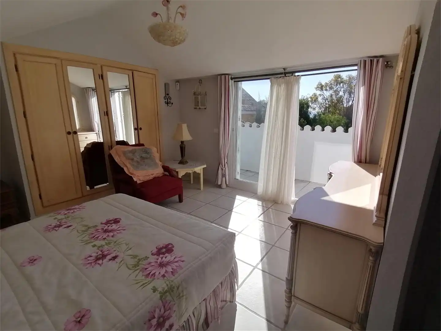 Piso en venta en Las Lomas del Pozuelo, Río Real Habitación de Piso en venta en Marbella con Jardín privado, Terraza y Trastero