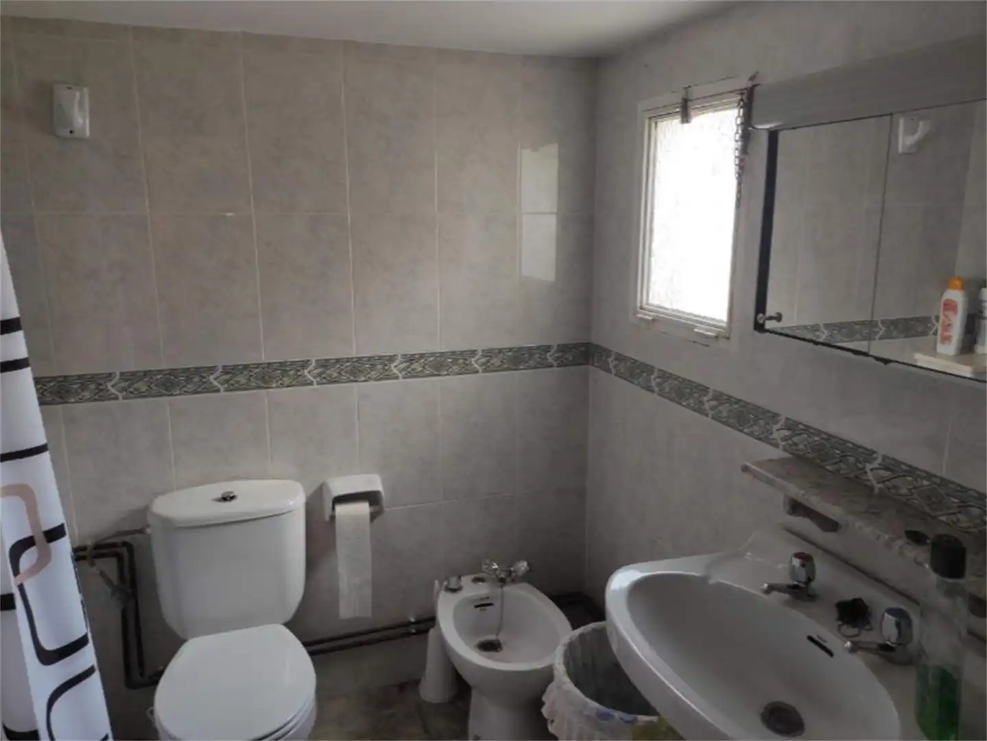 Badezimmer von Einfamilien-Reihenhaus zum Verkauf in Cortes y Graena mit Abstellraum, Möbliert und Ofen