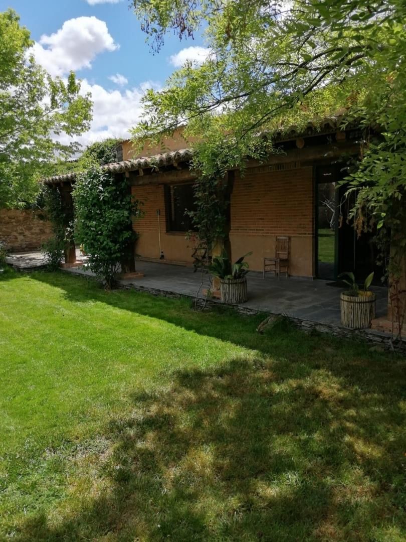 Jardí de Casa o xalet en venda en Ortigosa de Pestaño amb Aire condicionat, Calefacció i Jardí privat