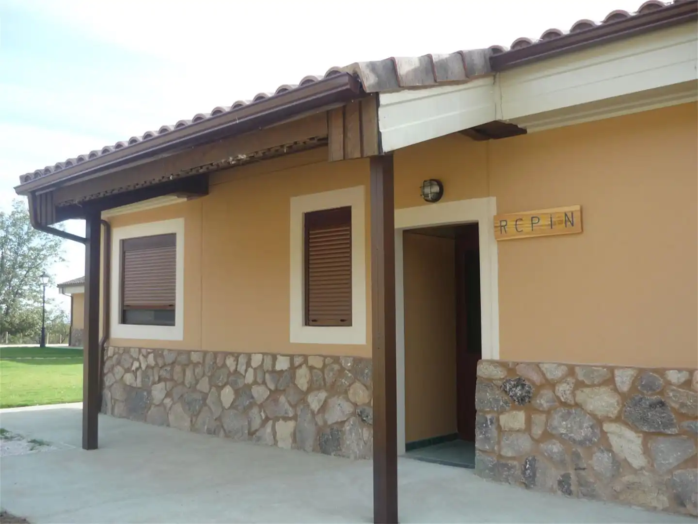 Commercial properties for sale in Avenida Ramón y Cajal, Candeleda Exterior view of Commercial properties for sale in Candeleda with Air Conditioner and Heating