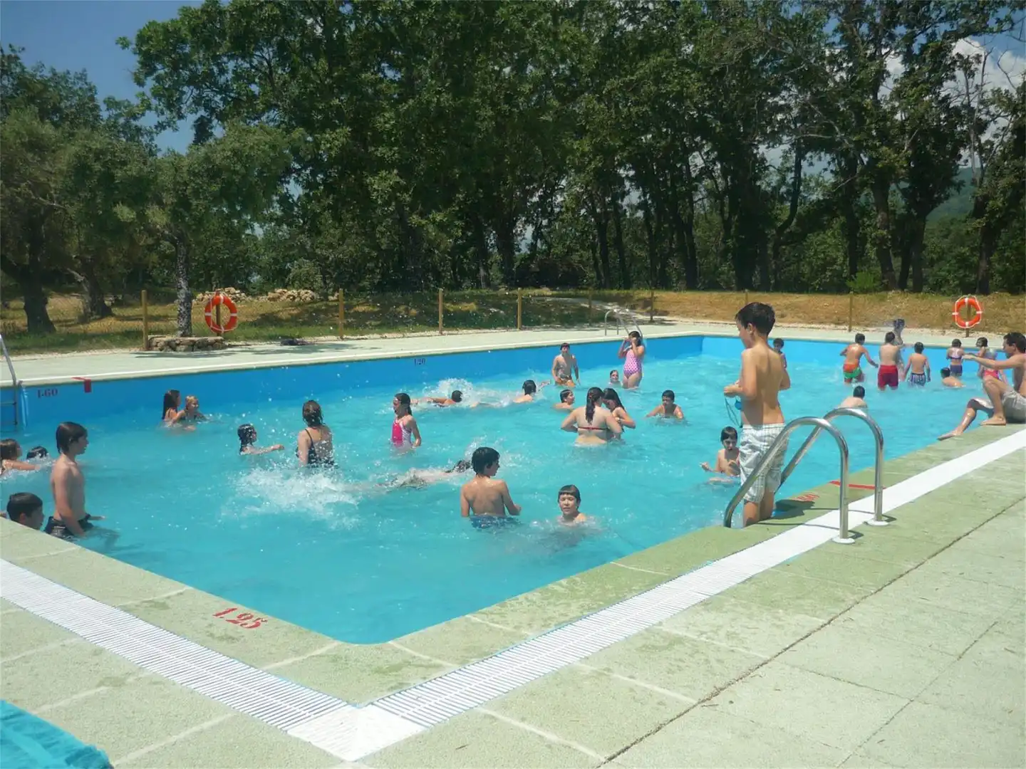 Commercial properties for sale in Avenida Ramón y Cajal, Candeleda Swimming pool of Commercial properties for sale in Candeleda with Air Conditioner and Heating