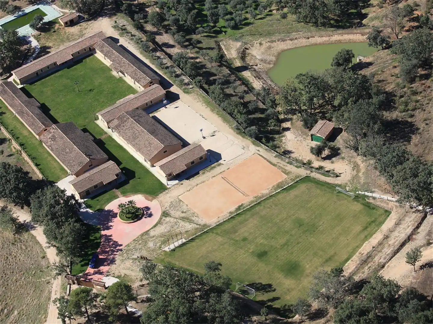 Commercial properties for sale in Avenida Ramón y Cajal, Candeleda Exterior view of Commercial properties for sale in Candeleda with Air Conditioner and Heating