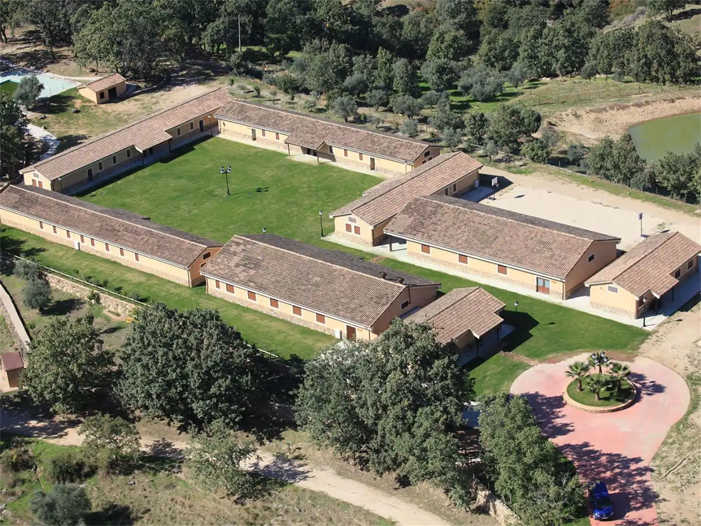 Commercial properties for sale in Avenida Ramón y Cajal, Candeleda Exterior view of Commercial properties for sale in Candeleda with Air Conditioner and Heating