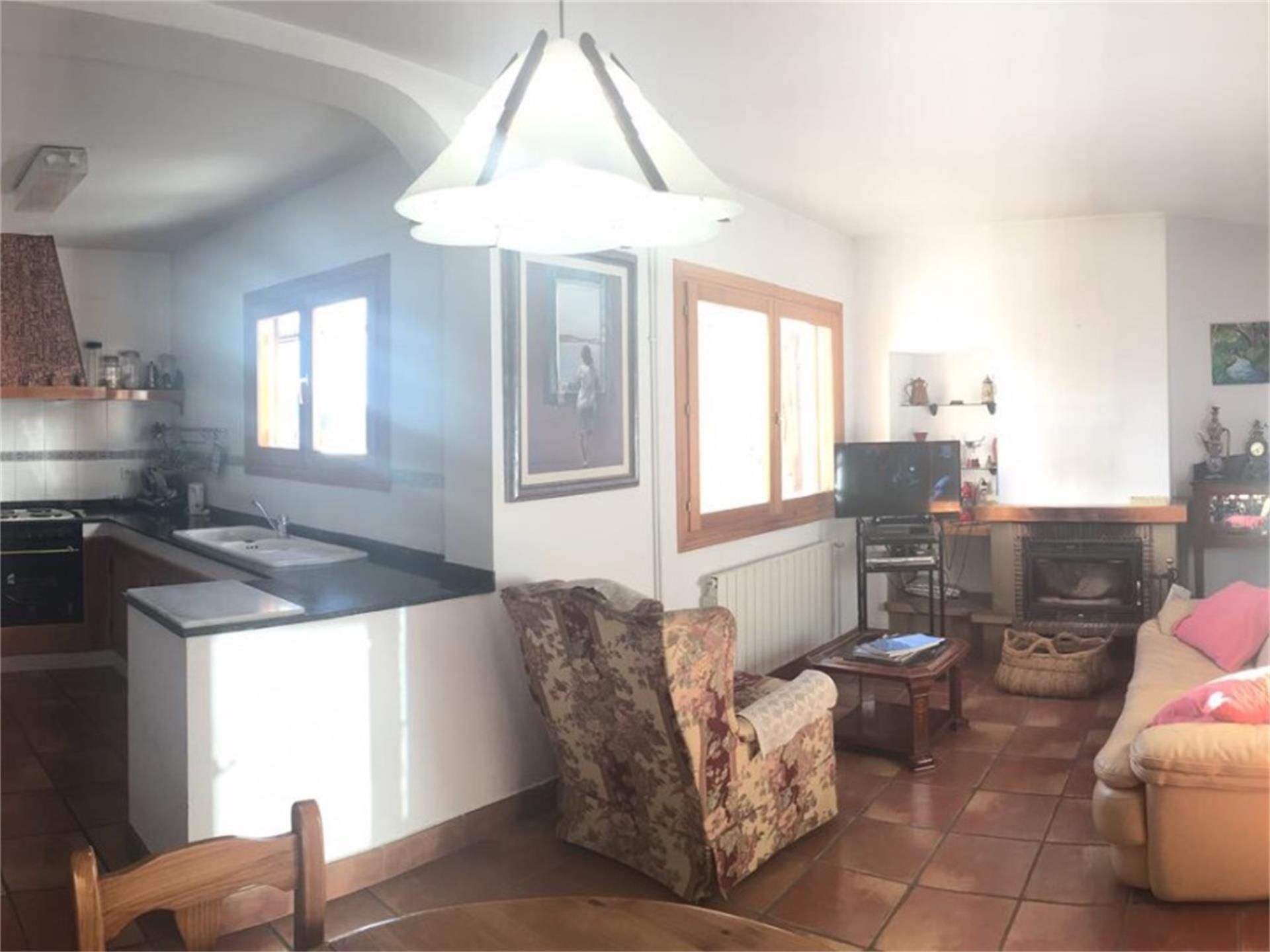 Sala d'estar de Casa adosada en venda en Anguita amb Calefacció, Traster i Moblat
