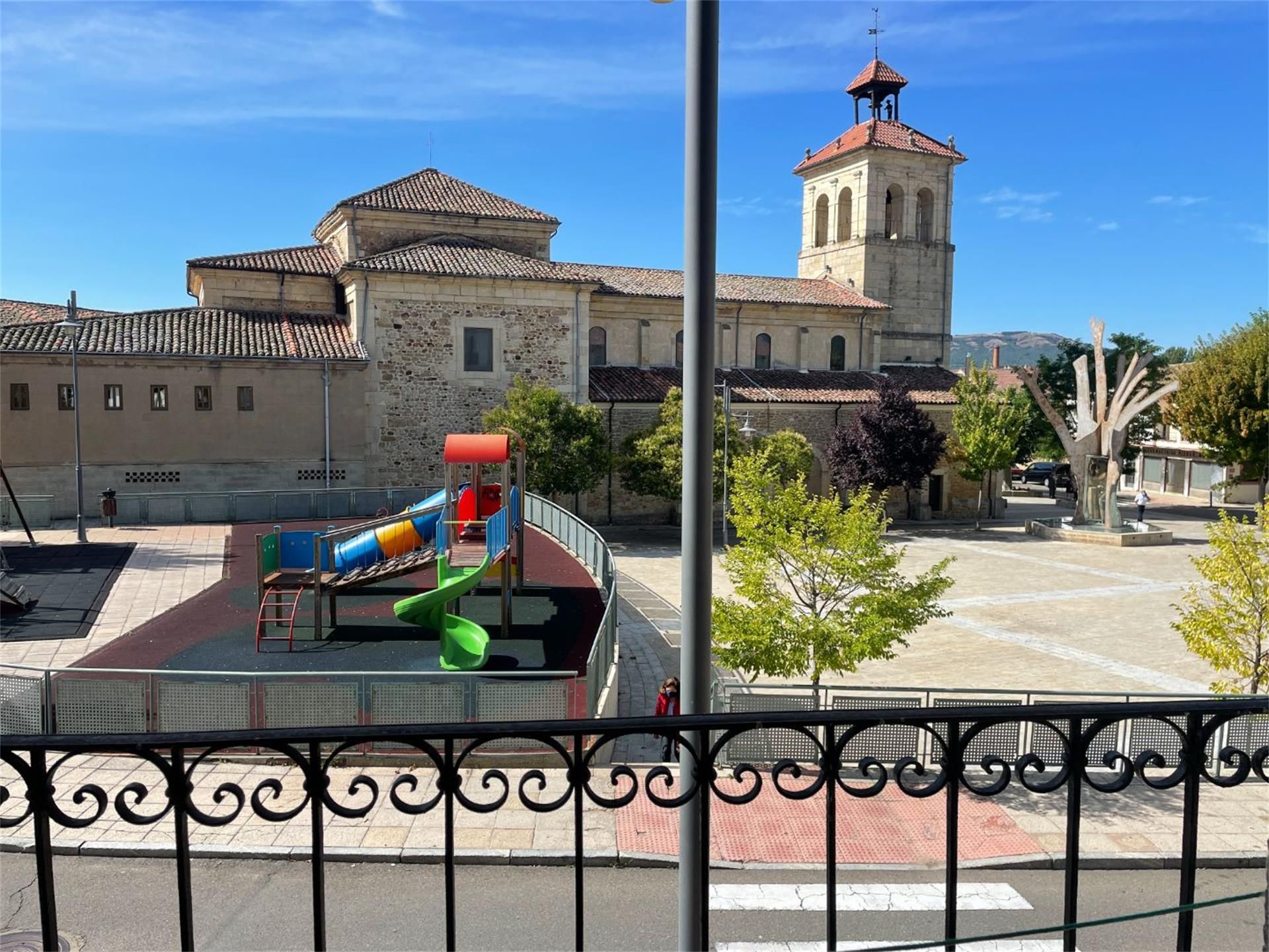 Vista exterior de Casa adosada en venda en Boñar amb Traster i Moblat