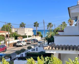 Vista exterior de Casa adosada en venda en Cambrils amb Balcó