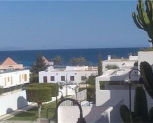 Vista exterior de Casa adosada en venda en Roquetas de Mar amb Aire condicionat, Terrassa i Piscina