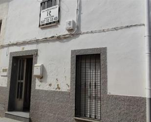 Vista exterior de Casa adosada en venda en Zarza de Montánchez amb Terrassa, Traster i Moblat